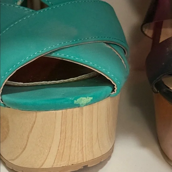 Women’s Green Crisscross Platform Wedge Sandals - Picture 6 of 6